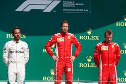 Lewis Hamilton, Mercedes-AMG F1, Sebastian Vettel, Ferrari et Kimi Raikkonen, Ferrari sur le podium