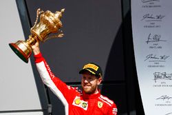 Sebastian Vettel, Ferrari, vainqueur, sur le podium