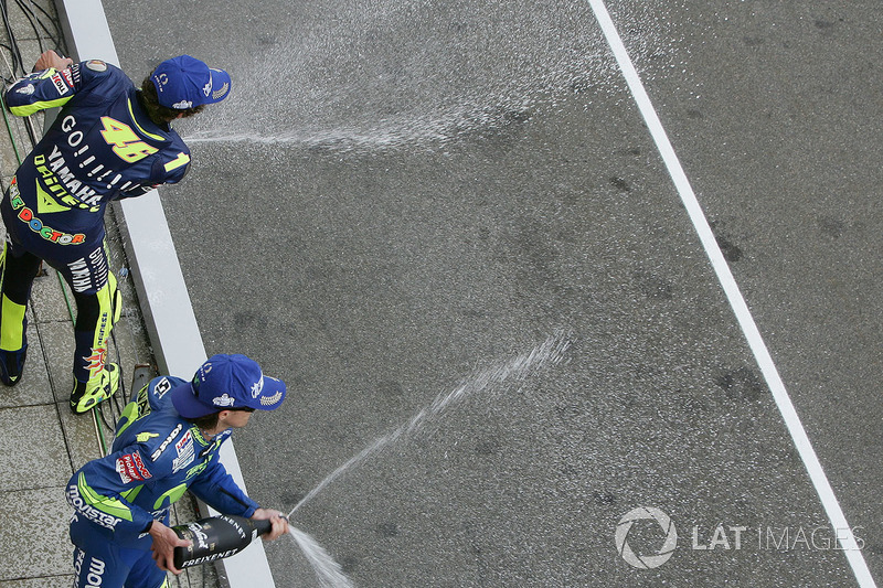 Podio: il vincitore della gara Valentino Rossi, il secondo classificato Sete Gibernau