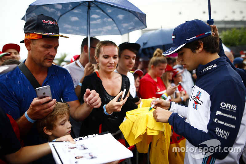 Lance Stroll, Williams, signs autographs for fans