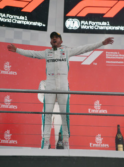 Podyum: Yarış galibi Lewis Hamilton, Mercedes-AMG F1
