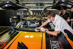 Bernd Schneider cleans windshield while Jeroen Bleekemolen waits in the car