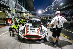 Pit stop para o # 28 KPM Corrida de Aston Martin Vantage GT3: Paul White, Stefan Mücke, Jonny Adam