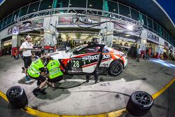 Pit stop para o # 28 KPM Corrida de Aston Martin Vantage GT3: Paul White, Stefan Mücke, Jonny Adam