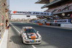 #90 Car Point S Racing Schmieglitz Seat Leon Supercopa: Daniel Schmieglitz, Cyndie Allemann, Heino Bo Frederiksen, Axel Wiegner, Heinz Jürgen Kroner takes the checkered flag