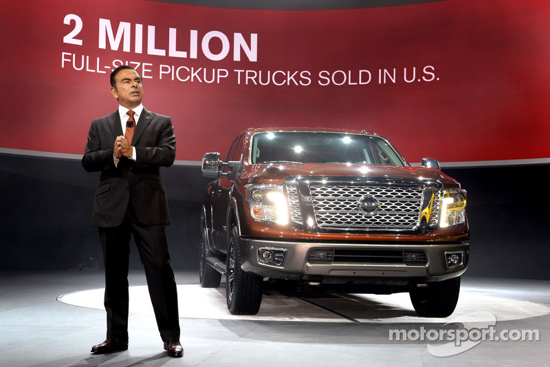 Карлос Гон, Президент та Виконавчий директор Nissan разом з Nissan Titan