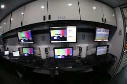 Monitoren geven informatie over de pitstraatingang door aan NASCAR-officials