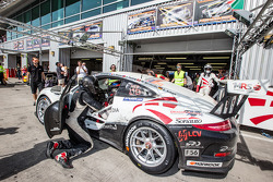 Pit stop for #20 MRS GT-Racing Porsche 991 Cup: Manuel Nicolaidis, Olivier Baharian, Thierry Blaise, Johnson Huang