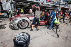 Pit stop untuk  #30 Ram Racing Mercedes SLS AMG GT3: Cheerag Arya, Thomas Jäger, Tom Onslow-Cole, Adam Christodoulou