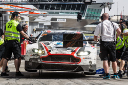 Pits, parada del #28 KPM Racing Aston Marten Vantage GT3: Paul White, Stefan Mücke, Jonny Adam