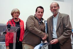 Henri Pescarolo presents the Sarthe Endurance Photos first place in the