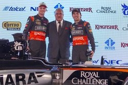Sergio Pérez y Nico Hulkenberg, del Sahara Force India F1, con Dr. Vijay Mallya, propietario del Sahara Force India F1