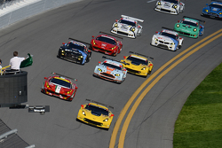 GTLM start: #4 Corvette Racing Chevrolet Corvette C7.R: Oliver Gavin, Tommy Milner, Simon Pagenaud