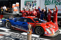 Podium: winners Scott Dixon, Kyle Larson, Jamie McMurray, Tony Kanaan, Chip Ganassi Racing