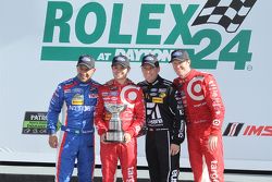 Podium : les vainqueurs Scott Dixon, Kyle Larson, Jamie McMurray, Tony Kanaan, Chip Ganassi Racing