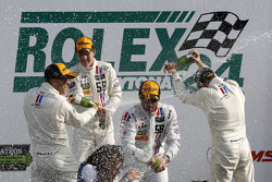 Podio de GTD: segundo lugar Madison Snow, Jan Heylen, Patrick Dempsey, Philipp Eng