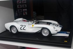 Incrivel modelo da Ferrari 250TR em escala 1:8