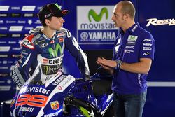 Хорхе Лорнецо. Презентация yamaha yzr-m1, студийная фотосессия.