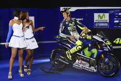 Valentino Rossi, Yamaha Factory Racing et les hôtesses Yamaha