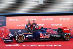 Max Verstappen ve Carlos Sainz Jr. Toro Rosso STR10'la birlikte