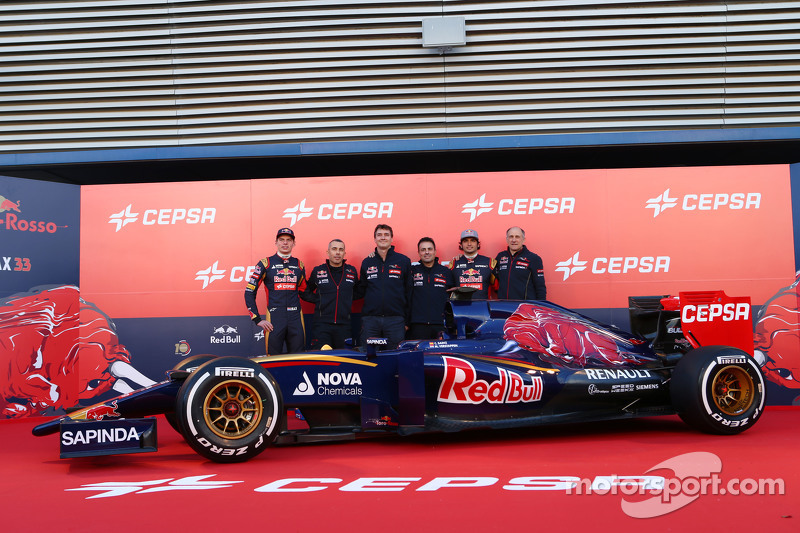 La Scuderia Toro Rosso STR10 es presentada junto a Max Verstappen; Paolo Marabini, diseñador en jefe; James Key, director ténico; Matteo Piraccini, jefe de dieño; Franz Tost.