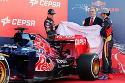 (L to R): Max Verstappen, Scuderia Toro Rosso and team mate Carlos Sainz Jr., Scuderia Toro Rosso unveil the new Scuderia Toro Rosso STR10