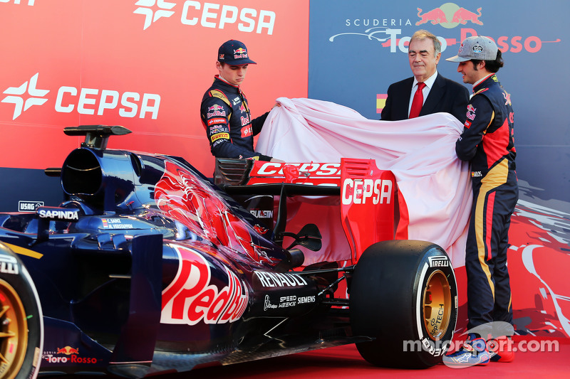 (L to R): Max Verstappen, Scuderia Toro Rosso y su compañero Carlos Sainz Jr., Scuderia Toro Rosso muestran el nuevo STR10 de Scuderia Toro Rosso