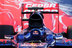 Scuderia Toro Rosso STR10 : gros plan sur le capot moteur et le cockpit