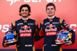 (L naar R): Carlos Sainz Jr., Scuderia Toro Rosso met teamgenoot Max Verstappen, Scuderia Toro Rosso