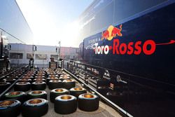 El  camión de Toro Rosso STR10  y llantas Pirelli