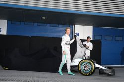 (E para D): Nico Rosberg, Mercedes AMG F1 e o companheiro de equipe Lewis Hamilton, Mercedes AMG F1 