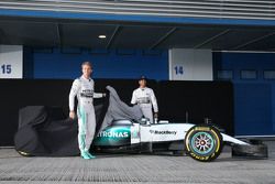 (E para D): Nico Rosberg, Mercedes AMG F1 e o companheiro de equipe Lewis Hamilton, Mercedes AMG F1 