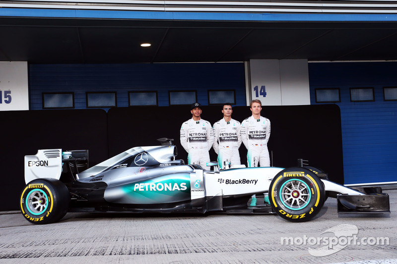 (Von links nach rechts): Lewis Hamilton, Mercedes AMG F1, mit Testfahrer Pascal Wehrlein und Teamkollege Nico Rosberg mit dem Mercedes AMG F1 W06