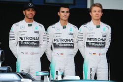 (E para D): Lewis Hamilton, Mercedes AMG F1 com Pascal Wehrlein, Piloto reserva da Mercedes AMG F1 e Nico Rosberg, Mercedes AMG F1