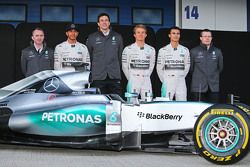 Der Mercedes AMG F1 W06 wird enthüllt: Paddy Lowe, Mercedes AMG F1, Teamchef; Toto Wolff, Mercedes-Sportchef; Nico Rosberg, Mercedes AMG F1; Pascal Wehrlein, Mercedes AMG F1, Ersatzfahrer; Andy Cowell