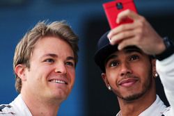 (L to R): Nico Rosberg, Mercedes AMG F1 with Lewis Hamilton, Mercedes AMG F1