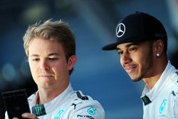 (L to R): Nico Rosberg, Mercedes AMG F1 with Lewis Hamilton, Mercedes AMG F1