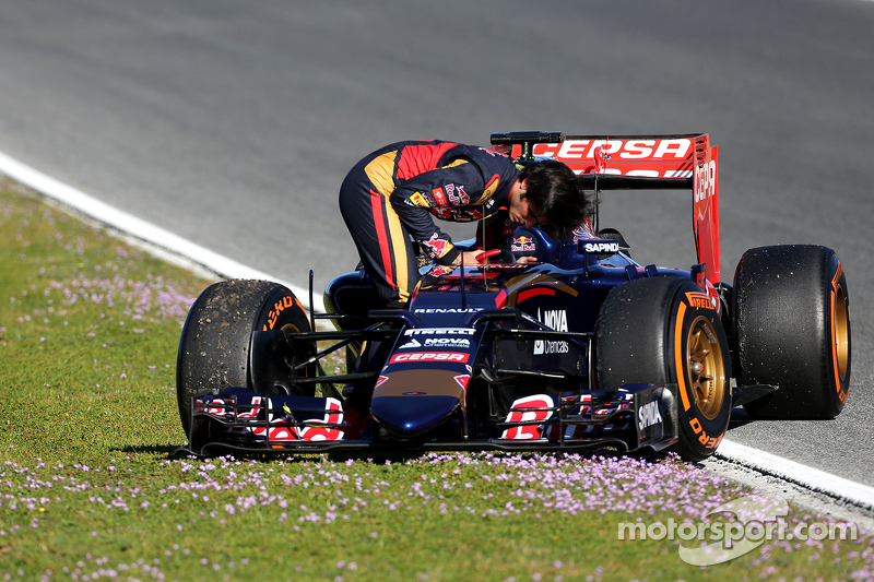 Carlos Sainz Jr., Scuderia Toro Rosso stops on track