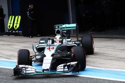 Lewis Hamilton y su Mercedes AMG F1 W06 salen de pits