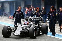 Daniil Kvyat, Red Bull Racing RB11 running without a front wing