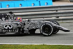 Daniil Kvyat, Red Bull Racing RB11 running without a front wing