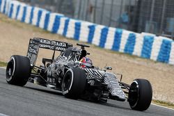 Daniil Kvyat, Red Bull Racing RB11 running without a front wing