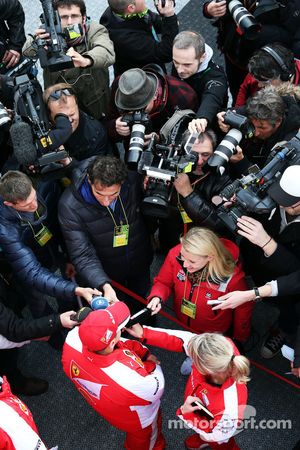 Sebastian Vettel, de Ferrari, con la prensa