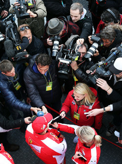 Sebastian Vettel, de Ferrari, con la prensa