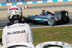 Lewis Hamilton, Mercedes AMG F1 W06, para no circuito