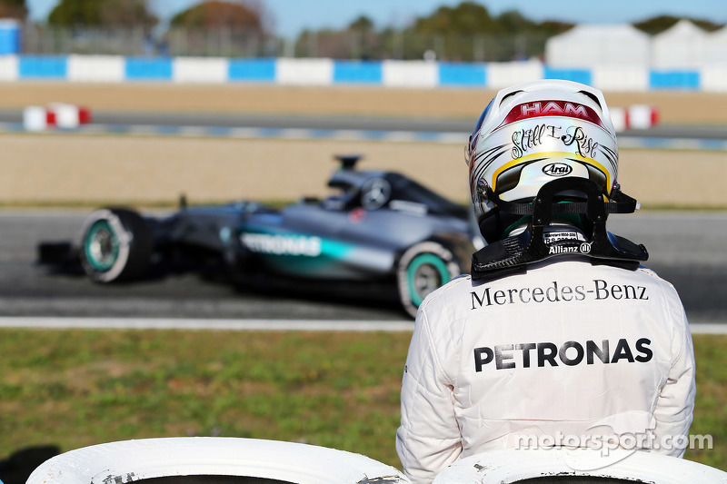 Lewis Hamilton, Mercedes AMG F1 W06, hält auf der Strecke an