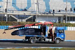 De Red Bull Racing RB11 van Daniel Ricciardo, Red Bull Racing, wordt teruggebracht in de pits door e