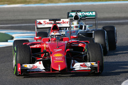 Kimi Raikkonen, Ferrari SF15-T devant Lewis Hamilton, Mercedes AMG F1 W06
