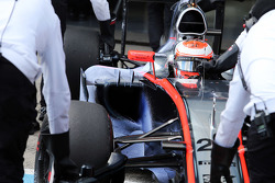 Jenson Button, de McLaren MP4-30 corriendo flujo lluvia