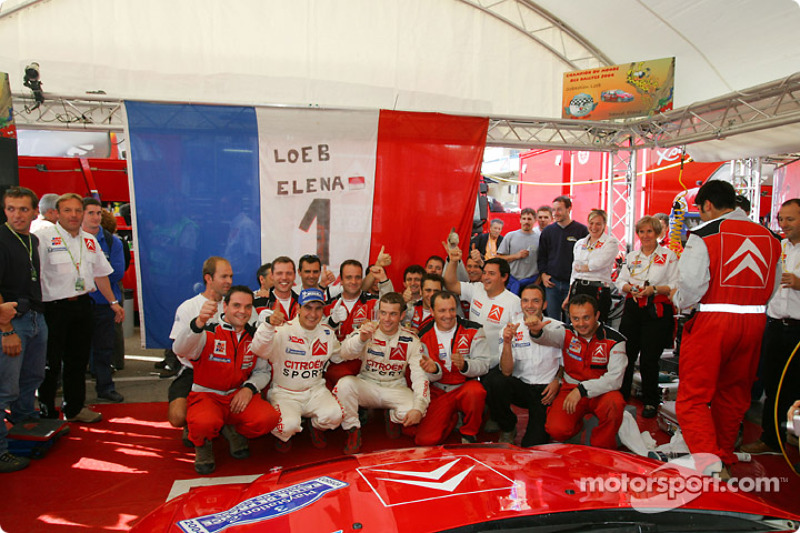 Los campeones del WRC 2004 Sébastien Loeb y Daniel Elena celebran con los miembros del equipo Citroën Sport